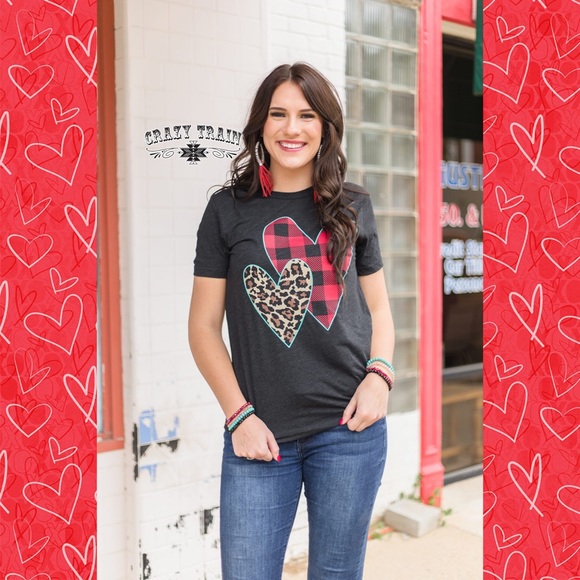 🛍 Crazy in Love Short Sleeve Heart Graphic Tee - Picture 2 of 3